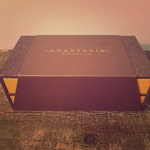 NWT ****Limited Edition**** Anastasia Palette.